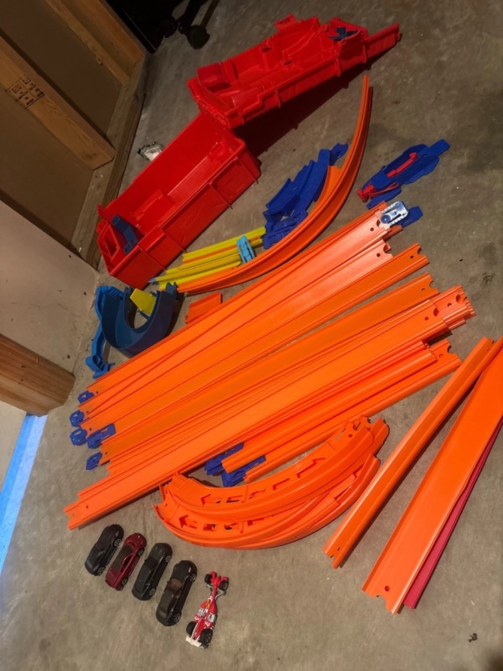 Hot Wheels Fuel can builder, tracks, and cars set
